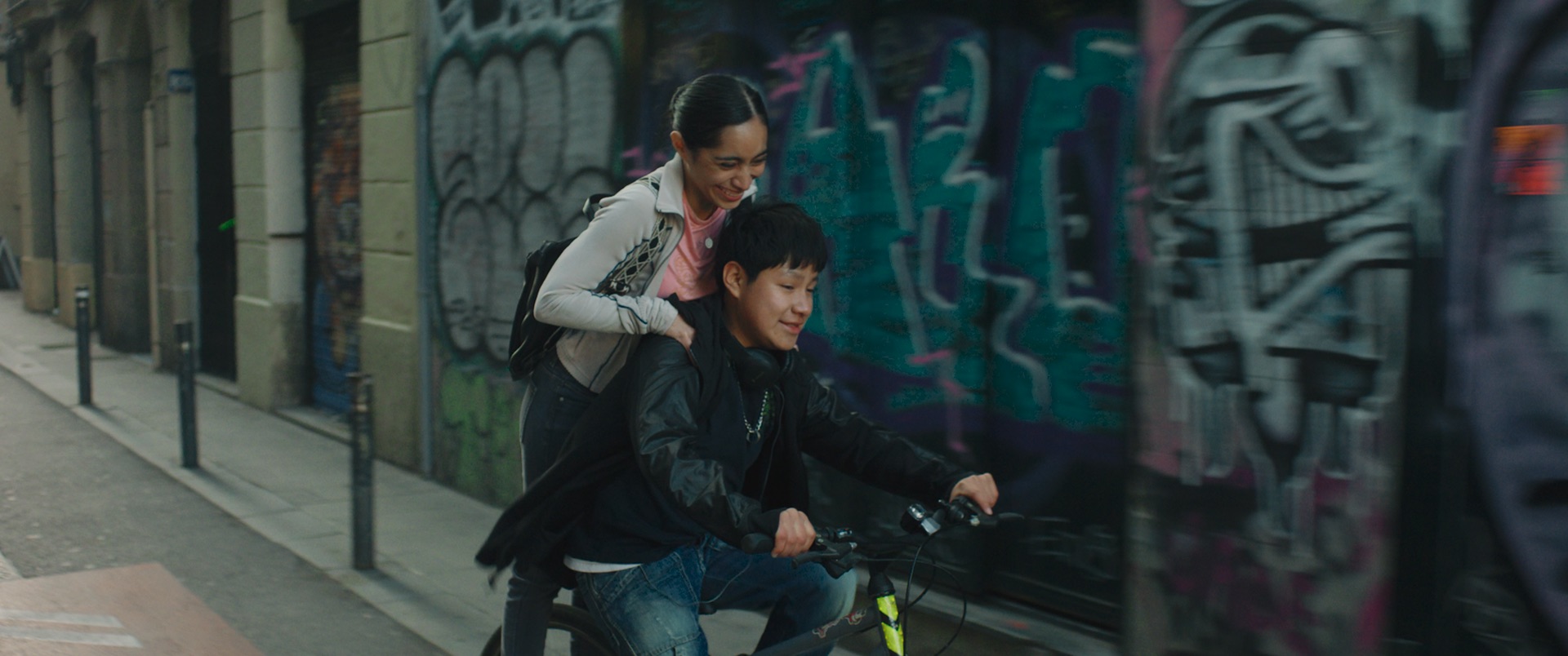 Fotograma de Ceniza en la boca: sus protagonistas en bicicleta